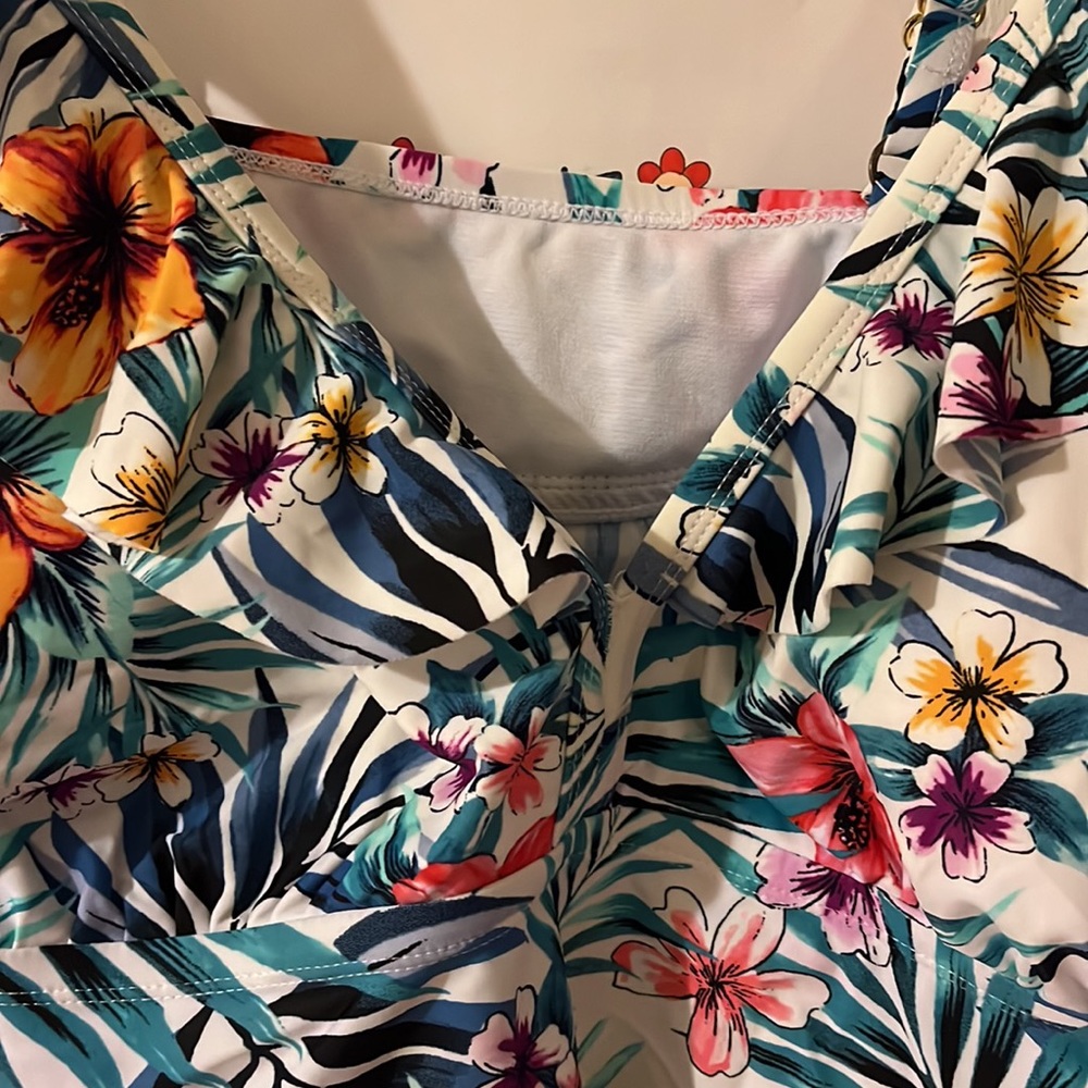 Time and tru floral swim top (3) - Picture 2 of 7